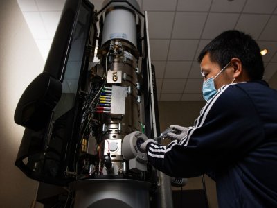 The research team used a transmission electron microscope to record the molecular action inside a lithium-ion battery as it charged and discharged. Here, PNNL scientist Yaobin Xu adjusts a sample.